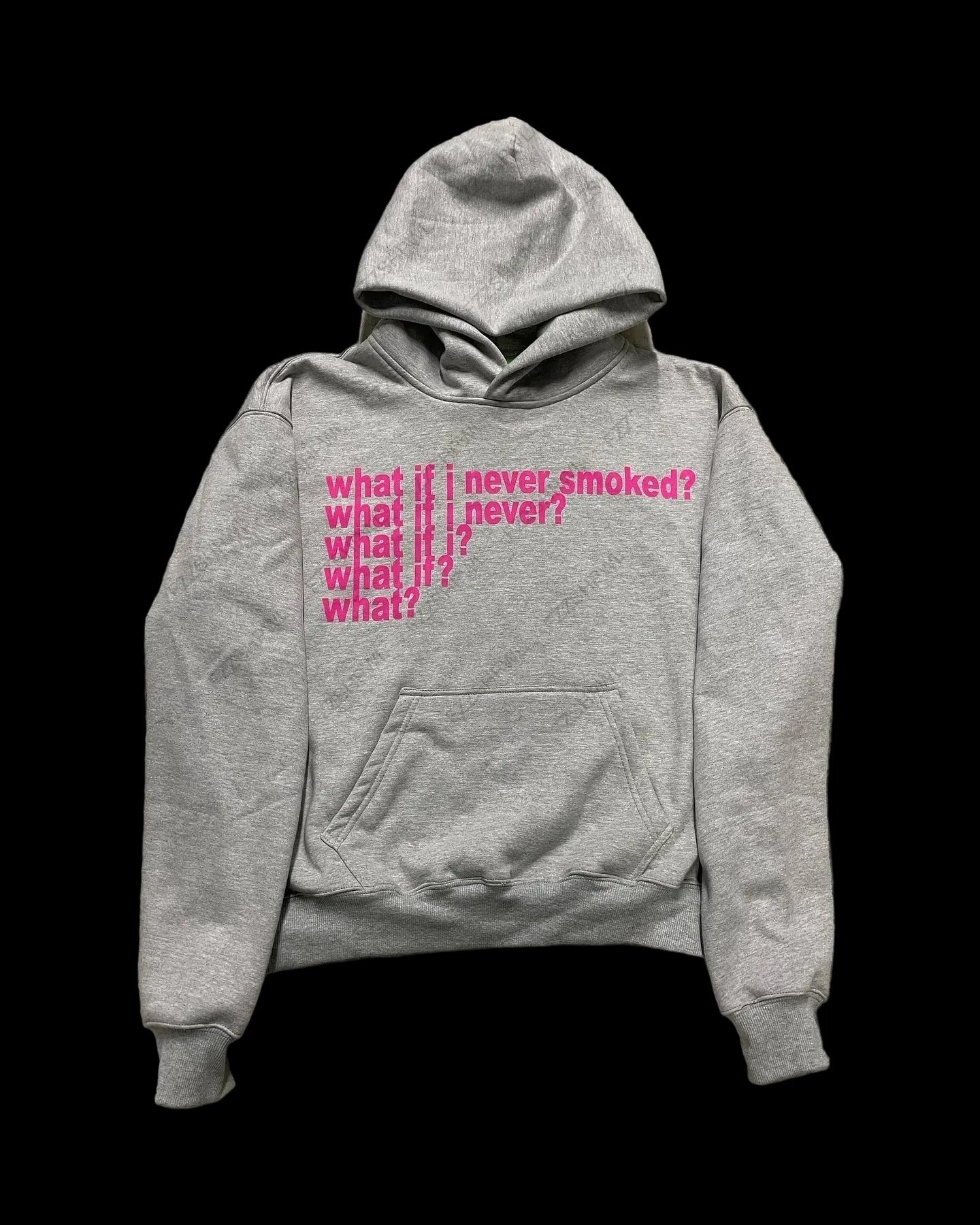 Grauer Pullover mit einem what if i never smoked Aufdruck