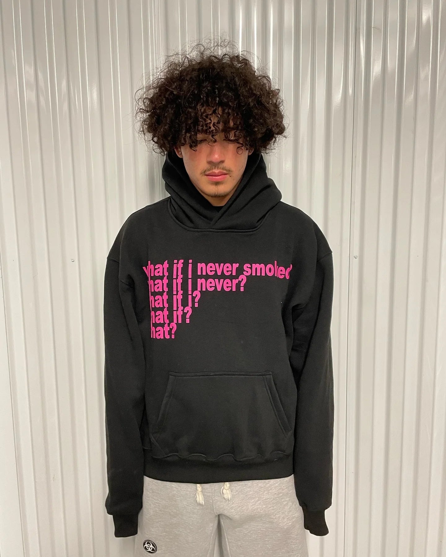 Schwarzer Pullover mit einem what if i never smoked Aufdruck angezogen fitpic